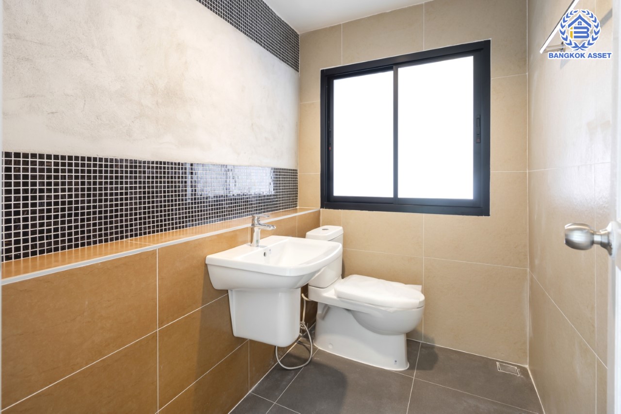 บ้านมือสองตกแต่งใหม่ ม.ศุภาลัย ออร์คิดปาร์ค2 ปิ่นเกล้า-ใกล้ถ.กาญจนาภิเษก หลังใหญ่ตกแต่งหรูหรา เนื้อที่ 85 ตร.ว. ฟังก์ชัน 4 ห้องนอน 4 ห้องน้ำ 1 ห้องแม่บ้าน จอดรถได้ 2 คัน บนทำเลเดินทางสะดวก เชื่อมต่อหลายเส้นทาง และเดอะมอลล์บางแค ทางด่วน "กาญจนาภิเษก" และรถไฟฟ้า "สถานีภาษีเจริญ"